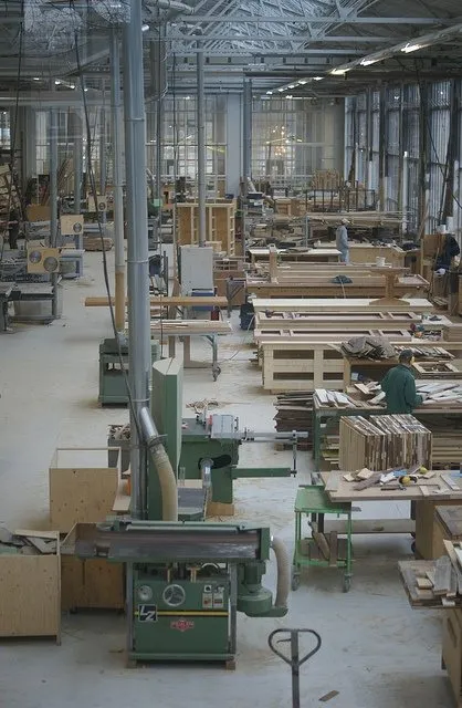 Atelier de menuiserie équipé de machines à bois